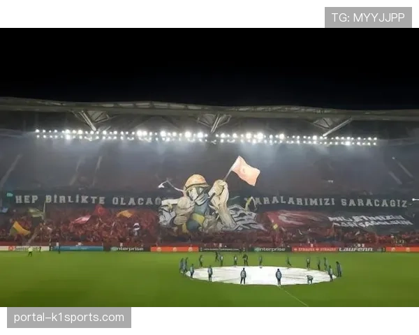 伊蒂哈德球场气氛火热,瓜迪奥拉千场纪念赛球迷展示巨型TIFO 伊蒂哈德球场气氛火热,瓜迪奥拉千场纪念赛球迷展示巨型TIFO