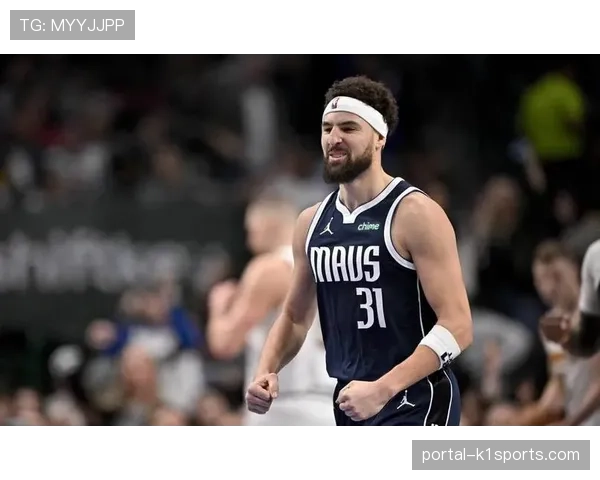 弗拉格伸脚绊倒阿门-汤普森，遭一级恶意犯规吹罚